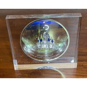 2003 Disney Cast Member Exclusive Cinderella Castle in Glass Paper Weight Gift